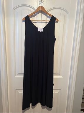 Sleeveless Midi Dress in Black
